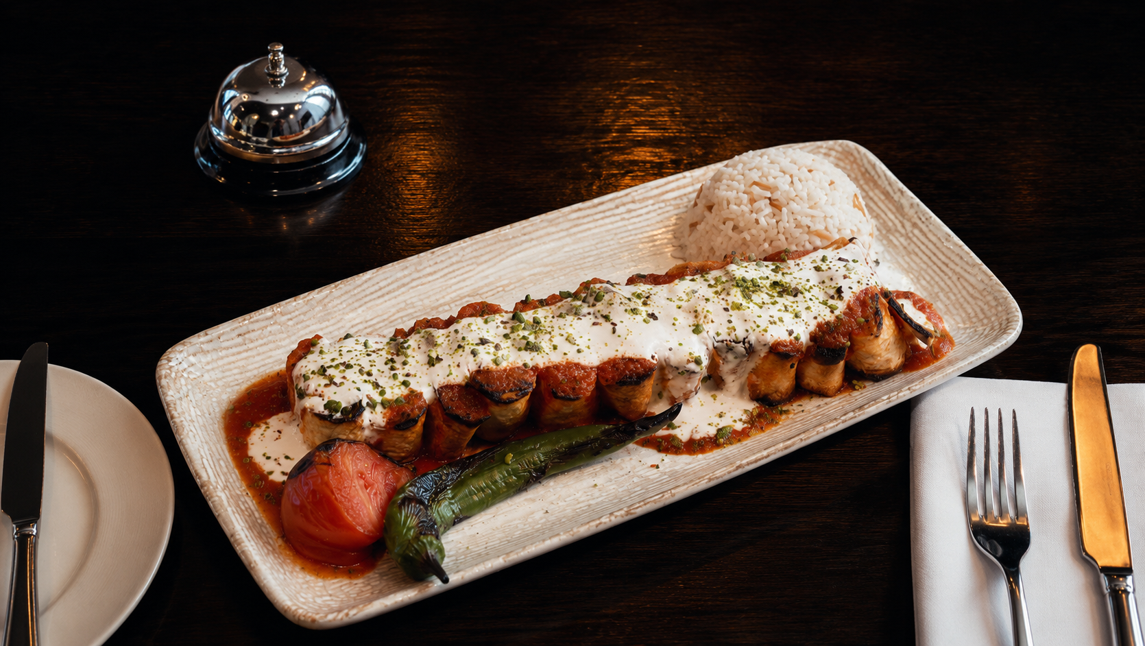 Türkisches Gericht mit Joghurtsauce und Reis